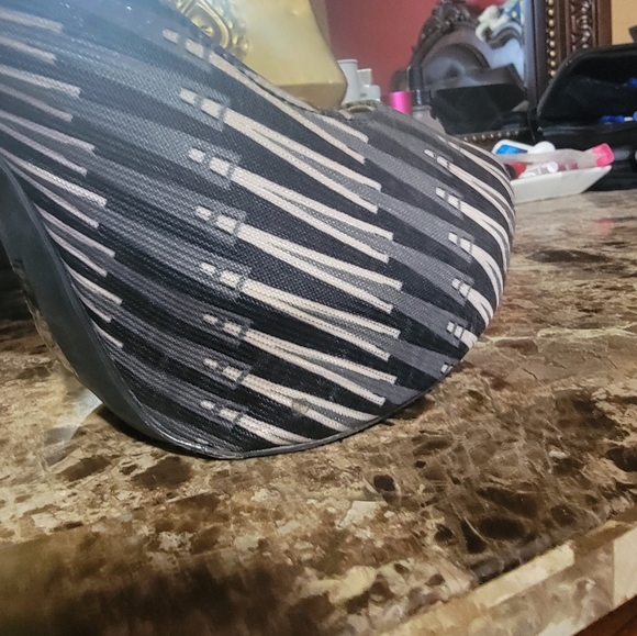 Heels - Picture 4 of 4